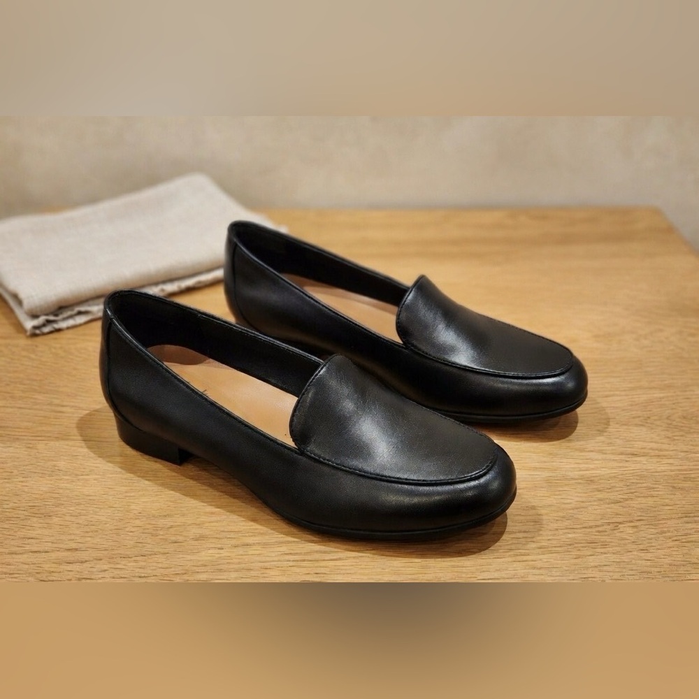 Classic 100% Black Leather Loafers Unstructured Clarks  Arch Support NWOT 7 M